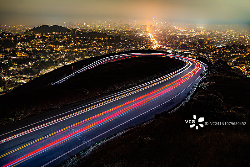 旧金山双峰与汽车光轨图片素材