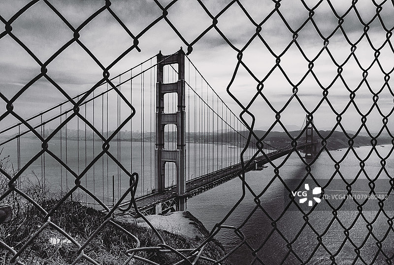 夜晚栅栏框景中的金门大桥图片素材