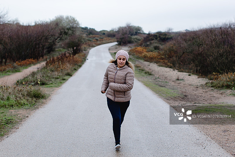 女人在路上跑步图片素材