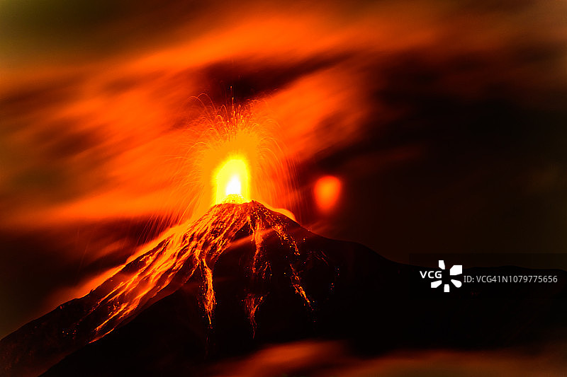 危地马拉富埃戈火山喷发时的熔岩景象图片素材
