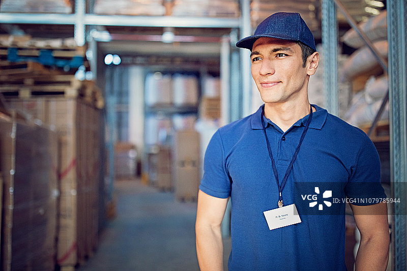 仓库中快递员的肖像图片素材