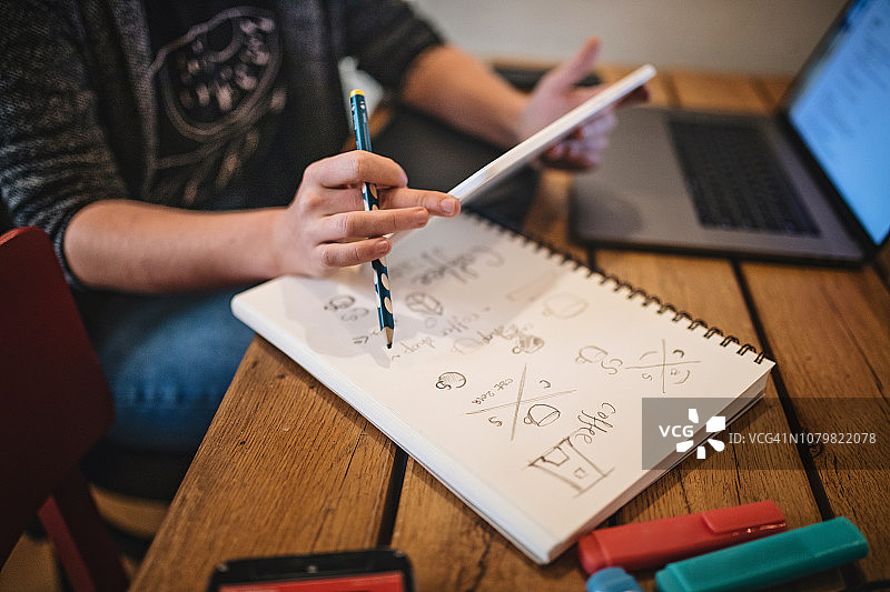 平面设计学生在家学习标志制作图片素材