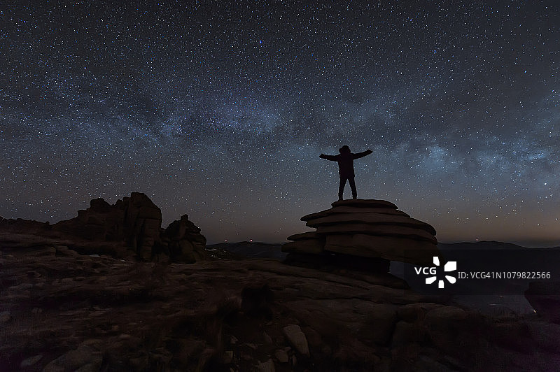 男人站在银河系旁边图片素材