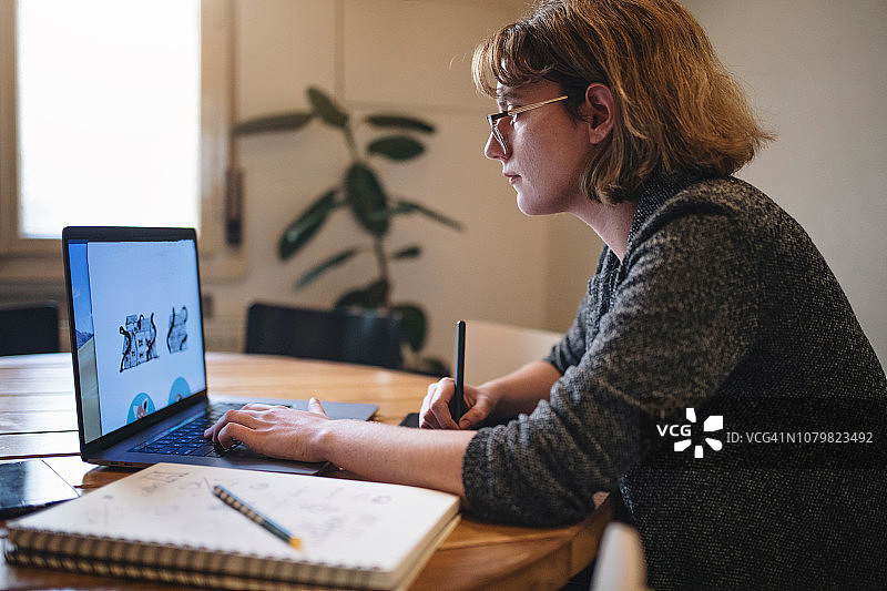 在家画画的可爱平面设计学生图片素材