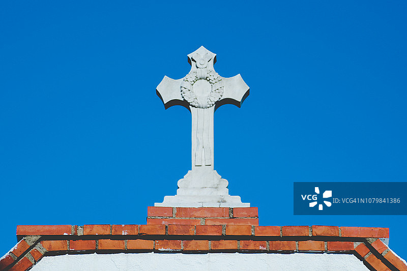 蓝天下的大理石十字架图片素材