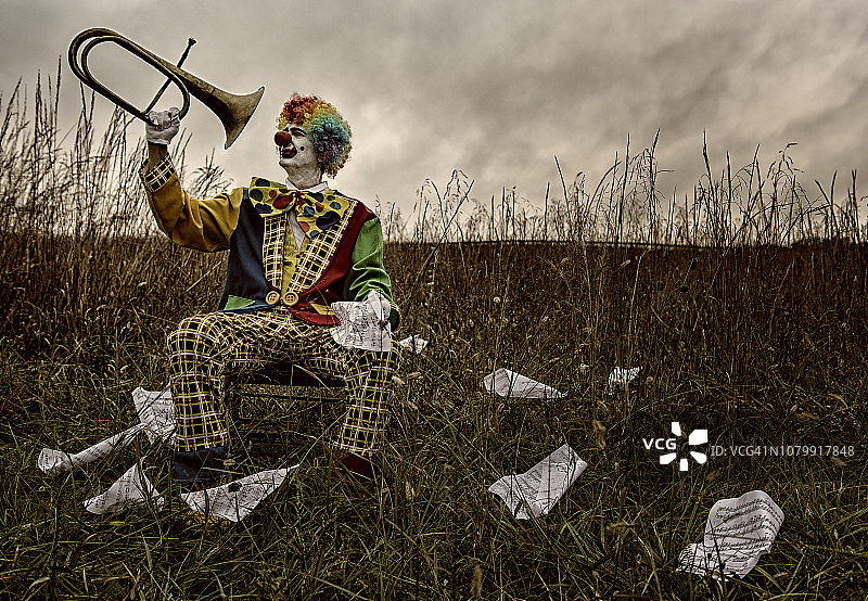 小丑看着喇叭图片素材