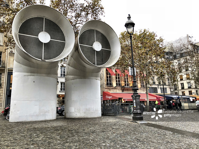 法国巴黎蓬皮杜中心的巨大通风管道图片素材