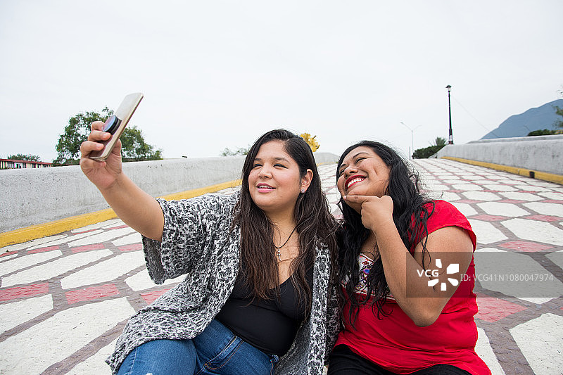 两个朋友在街上自拍图片素材