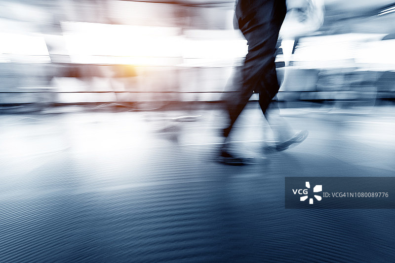 在城市人行天桥上行走的商人图片素材