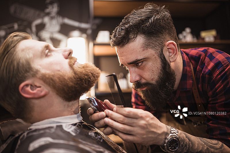 理发店里的姜黄色胡须男士图片素材