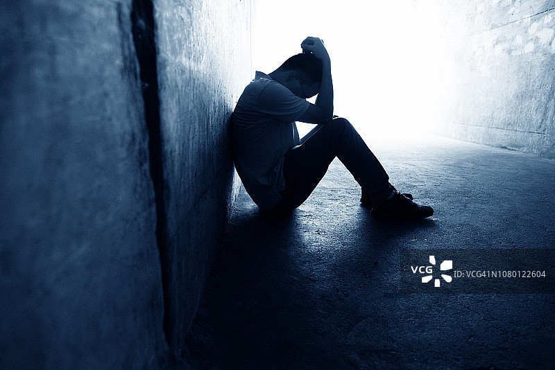 绝望的男人坐在隧道里图片素材
