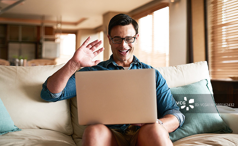 我在网上遇到了我一生的挚爱…图片素材