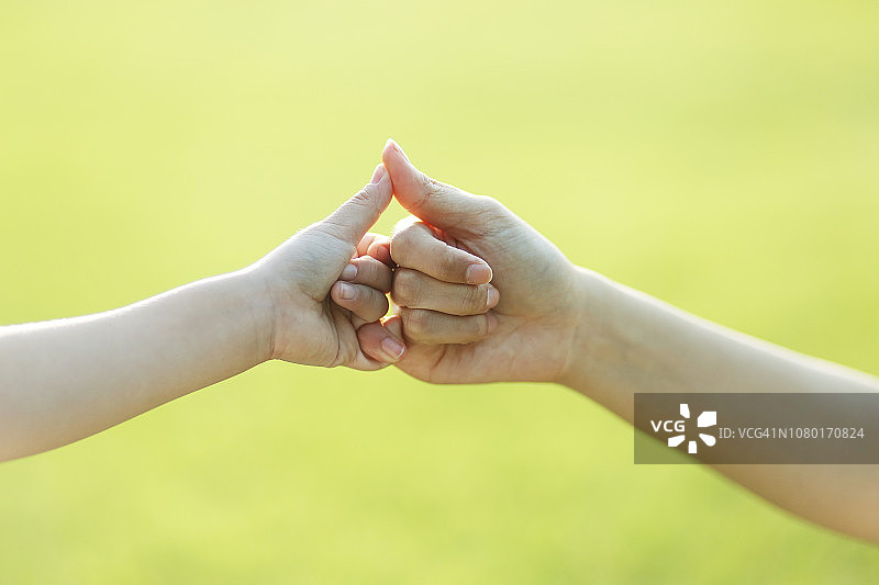母女拉钩，特写图片素材