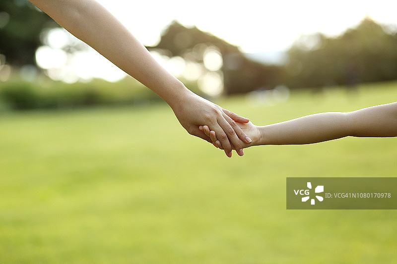 母女手牵手走路图片素材