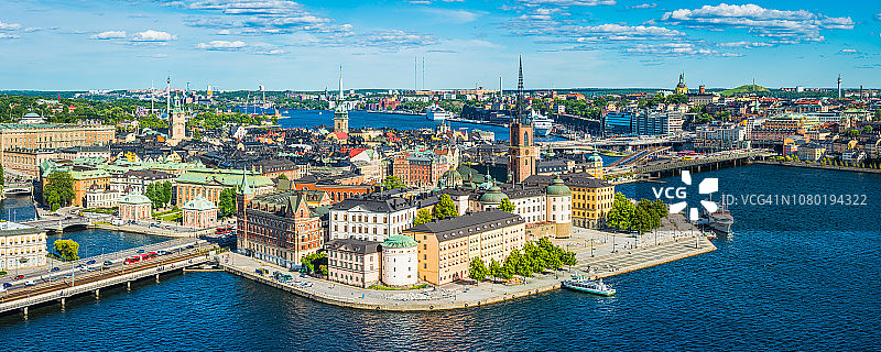 斯德哥尔摩老城尖顶海港滨水区鸟瞰全景，瑞典图片素材