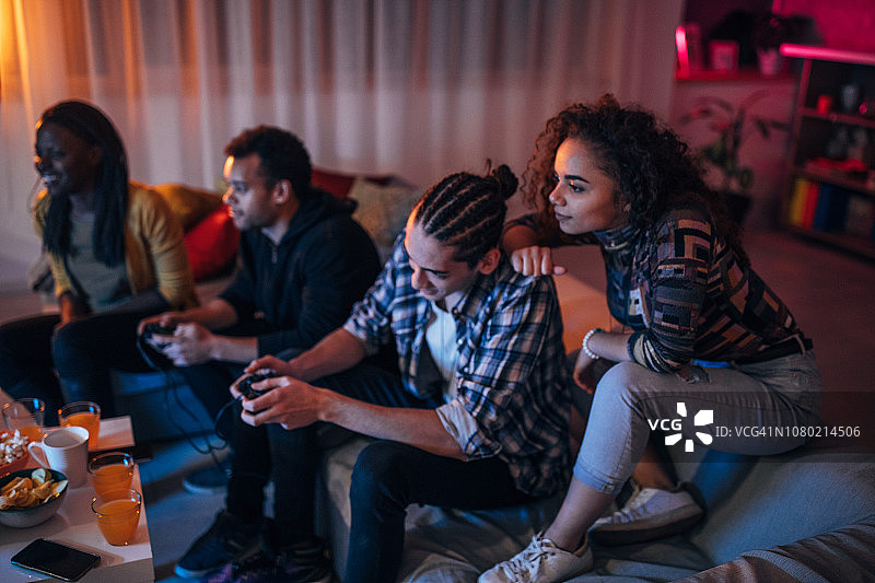 朋友们一起玩电子游戏图片素材