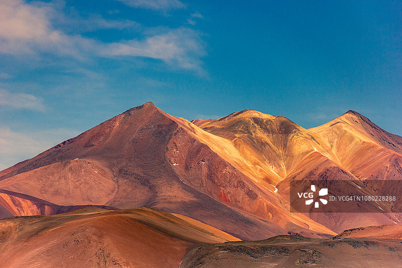 阿塔卡马沙漠的壮丽山脉图片素材