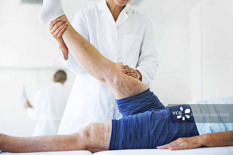 在医生办公室检查静脉曲张腿部的年长女性图片素材