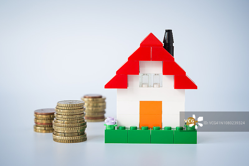 硬币与积木房子图片素材