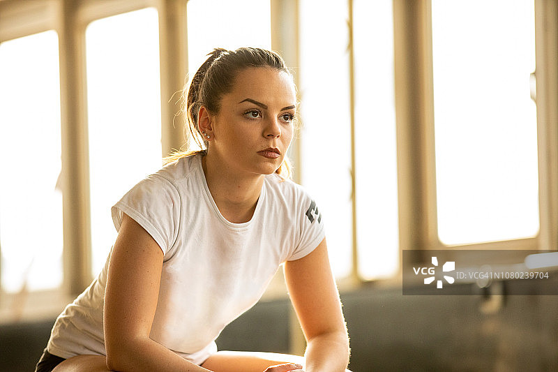 在健身房的美丽女人图片素材