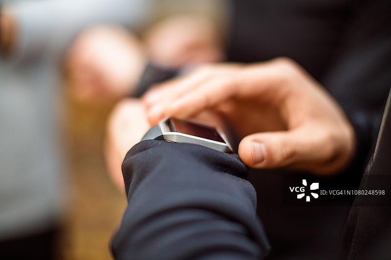 设置智能手表进行锻炼图片素材