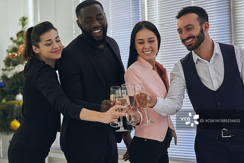 四个喝香槟的商人图片素材