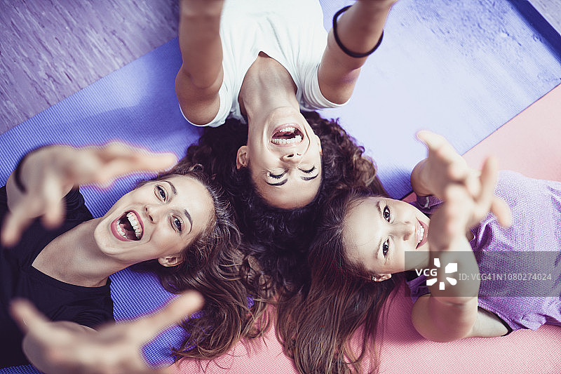 举起手臂躺下的可爱女性肖像图片素材