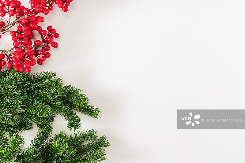 木桌上的圣诞装饰品图片素材