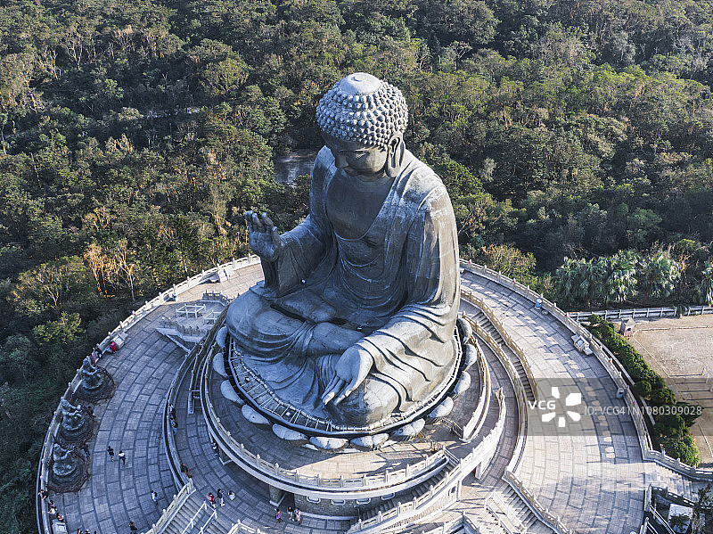 香港天坛大佛的黄昏鸟瞰图图片素材