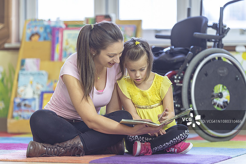 老师给残疾学生读书图片素材