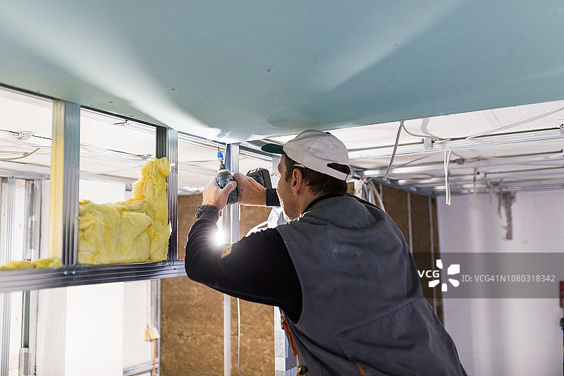 工人正在修复石膏板图片素材