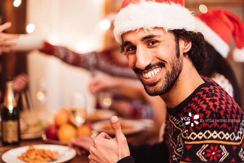 在家里过圣诞节的男人图片素材