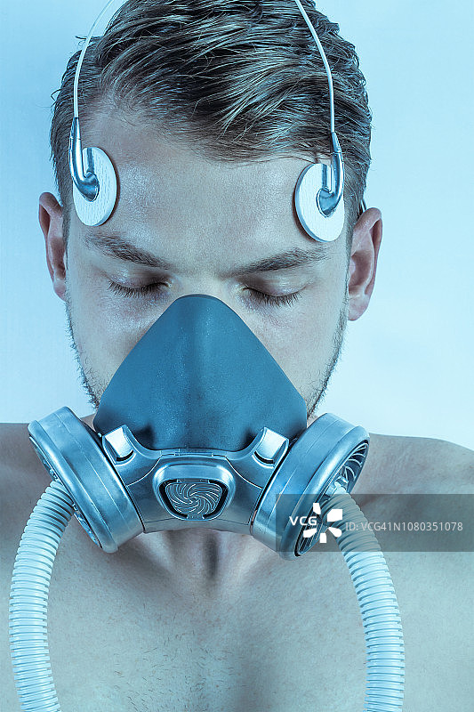 男子戴着口罩在实验室里睡觉图片素材