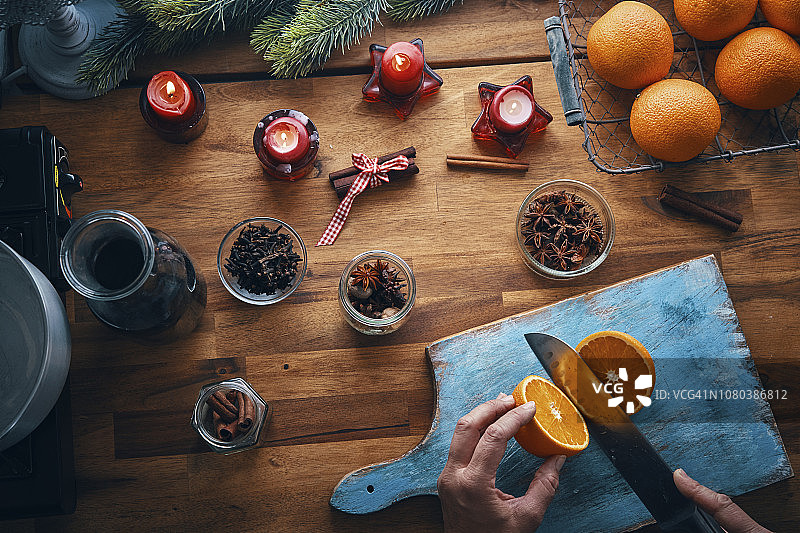 准备圣诞节用的橙子肉桂八角香料热红酒图片素材