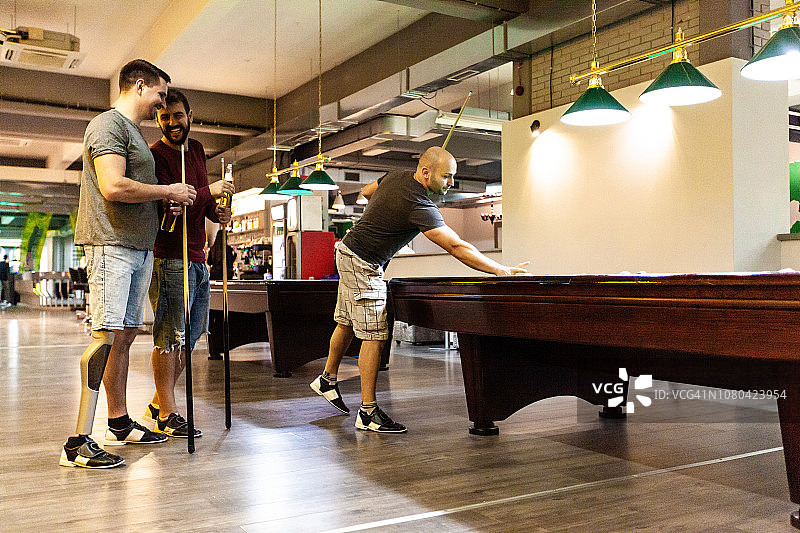 朋友在台球厅打台球图片素材