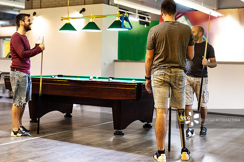 男人们在玩台球游戏图片素材