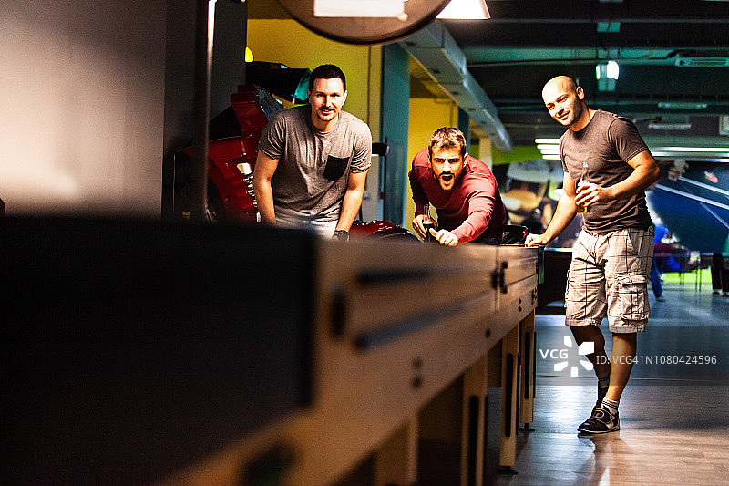 男人在台球厅玩沙狐球图片素材