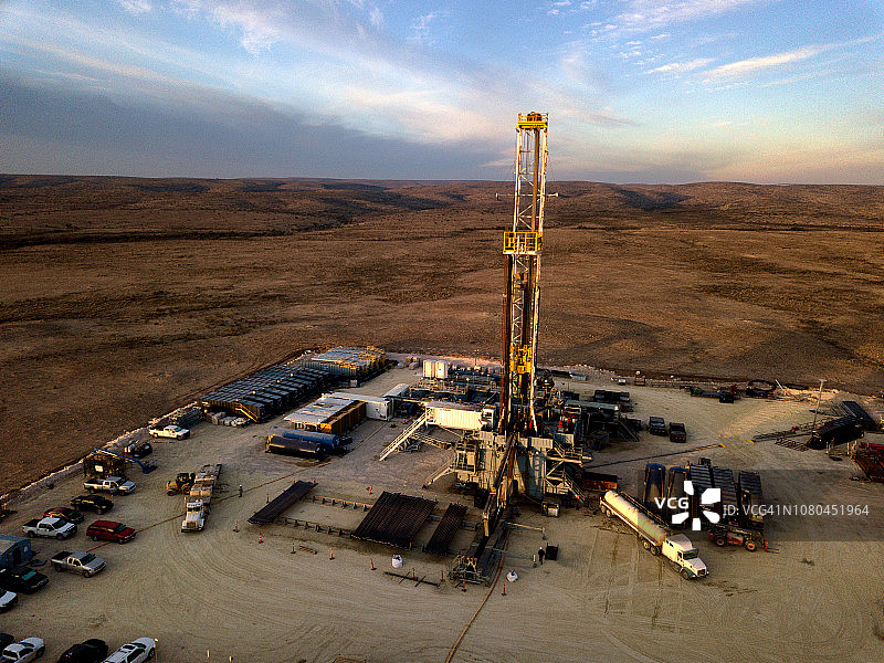 黄昏或黎明时的水力压裂钻井平台图片素材