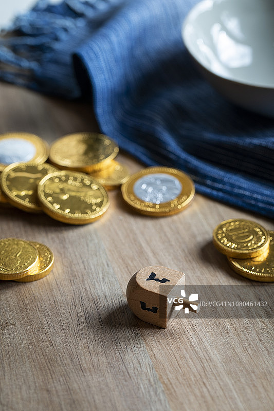 光明节陀螺和巧克力金币图片素材