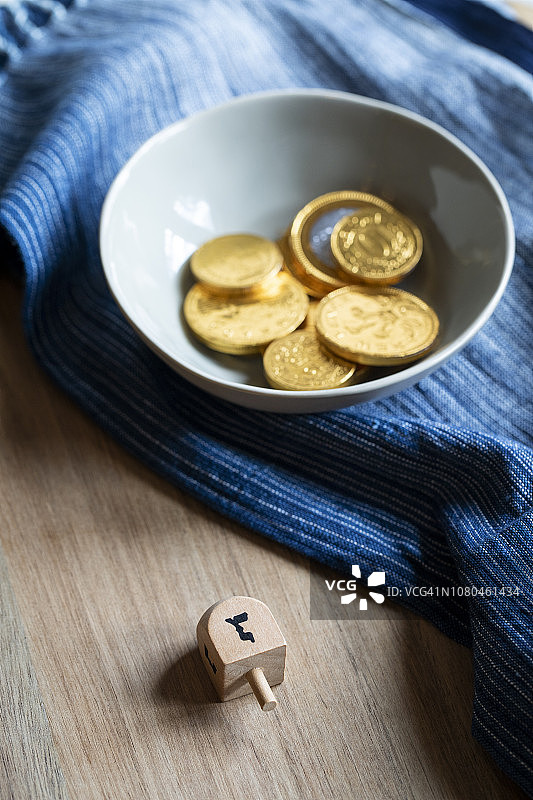 光明节陀螺和巧克力金币图片素材