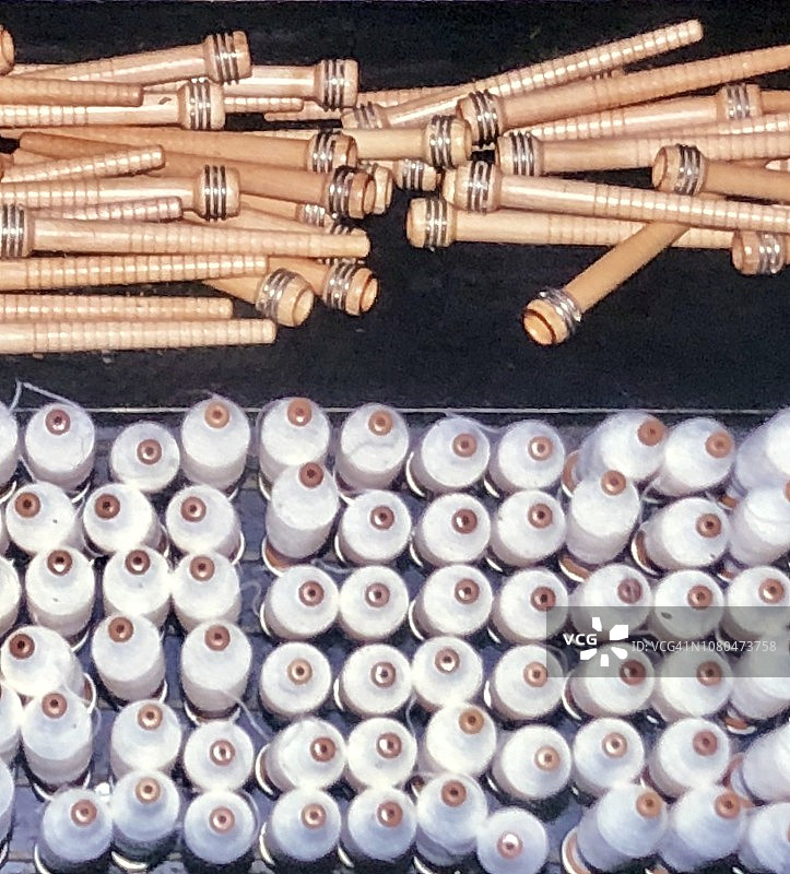 马萨诸塞州洛厄尔的织布机上的旧纺纱锭子图片素材