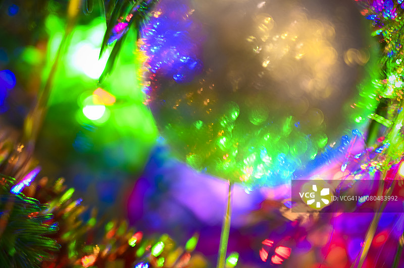 梦幻影像：球体与圣诞装饰的模糊移动照片，圣诞与派对的抽象图片素材