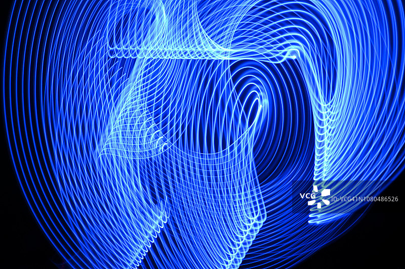 同心蓝白线条形成网络光绘图片素材