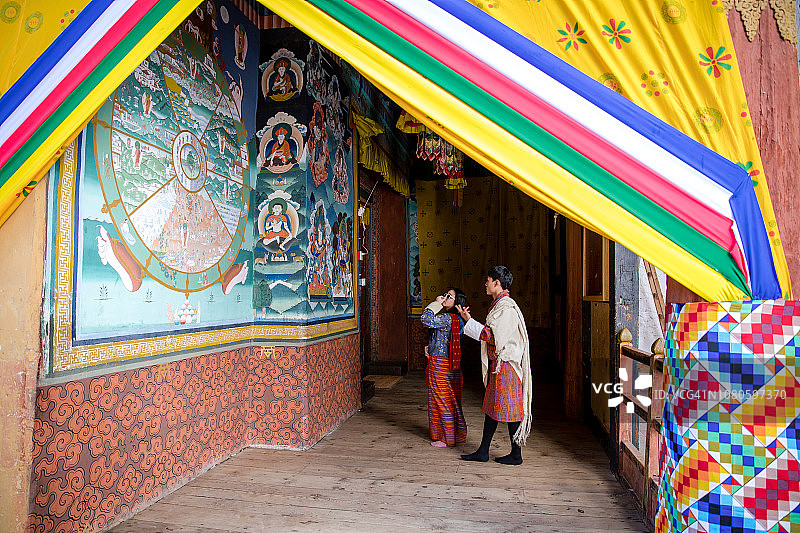 不丹帕罗，年轻女游客与当地男导游图片素材