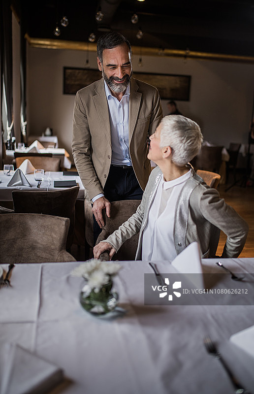 我来帮你扶椅子，亲爱的！图片素材