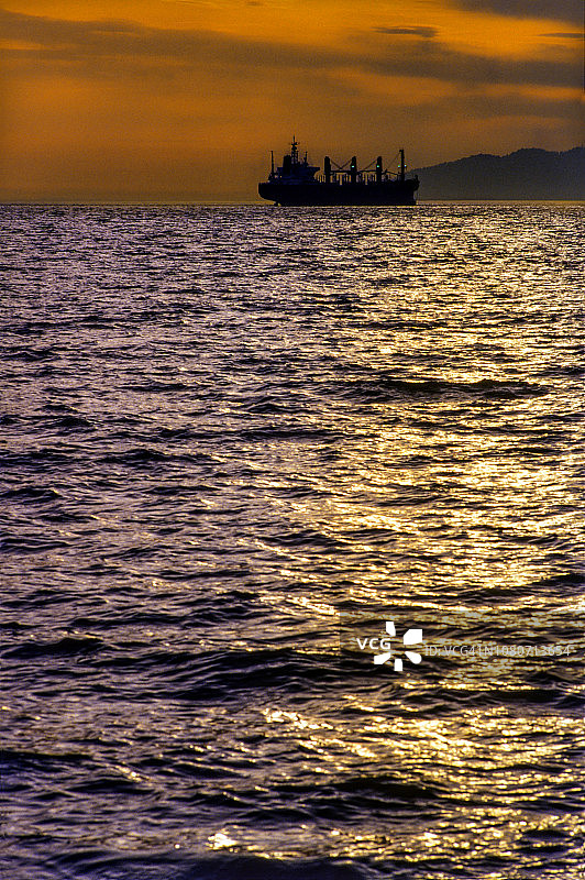 加拿大不列颠哥伦比亚省温哥华英吉利湾工业船只的黄昏图片素材