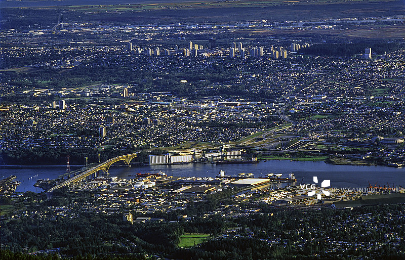 高角度的Burrard入口与第二窄桥也称为铁工人纪念桥。北温哥华在前景，伯纳比和新威斯敏斯特在背景图片素材