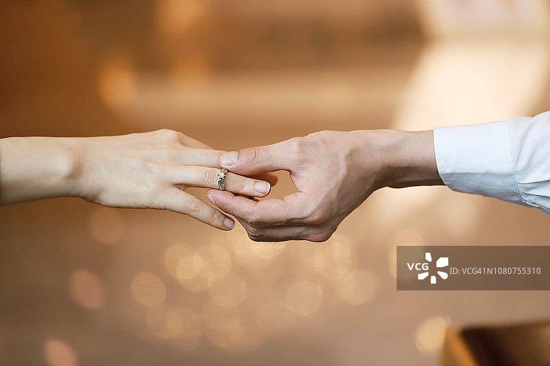 新郎为新娘戴戒指图片素材