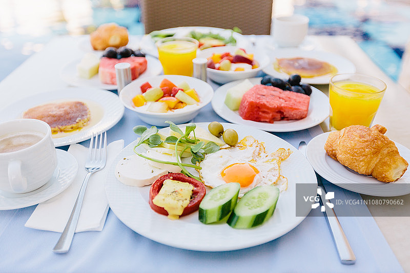 夏季旅游度假酒店的餐桌早餐图片素材
