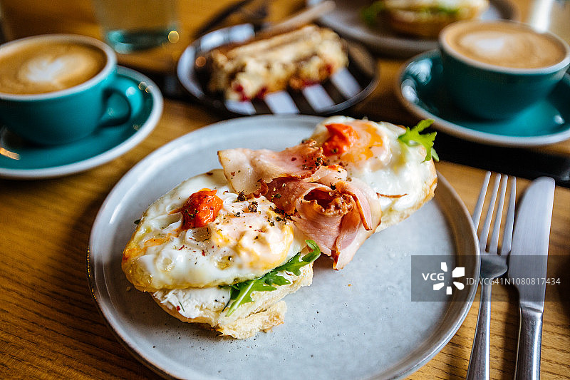 早餐特写：奶油面包，盘子里有鸡蛋和培根图片素材